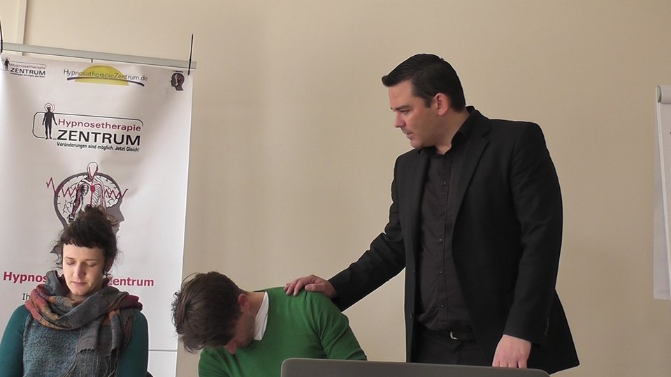 Hypnose-Ausbildung: Live-Demonstration einer Hypnoseinduktion mit Teilnehmern