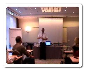 Übung einer Gesprächshypnose-Technik im Hack-the-Mind-Seminar