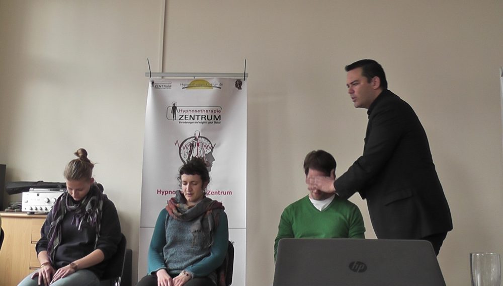 Ronny Welzel leitet bei einem Seminar eine Hypnose-Demonstration mit Teilnehmern